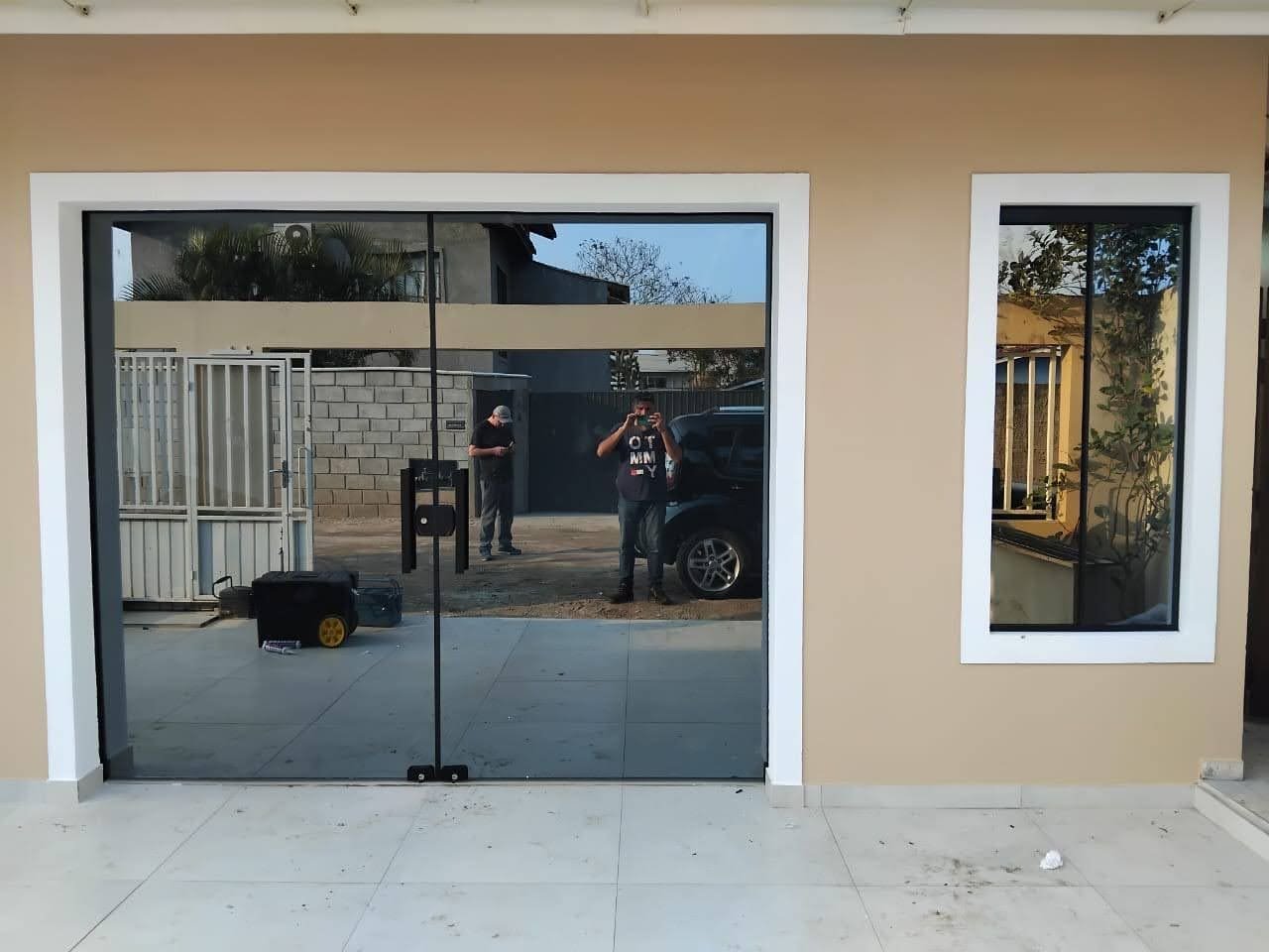Fechamento de vidro temperado com perfil de alumínio preto instalado pela LM Vidros e Alumínios em Florianópolis