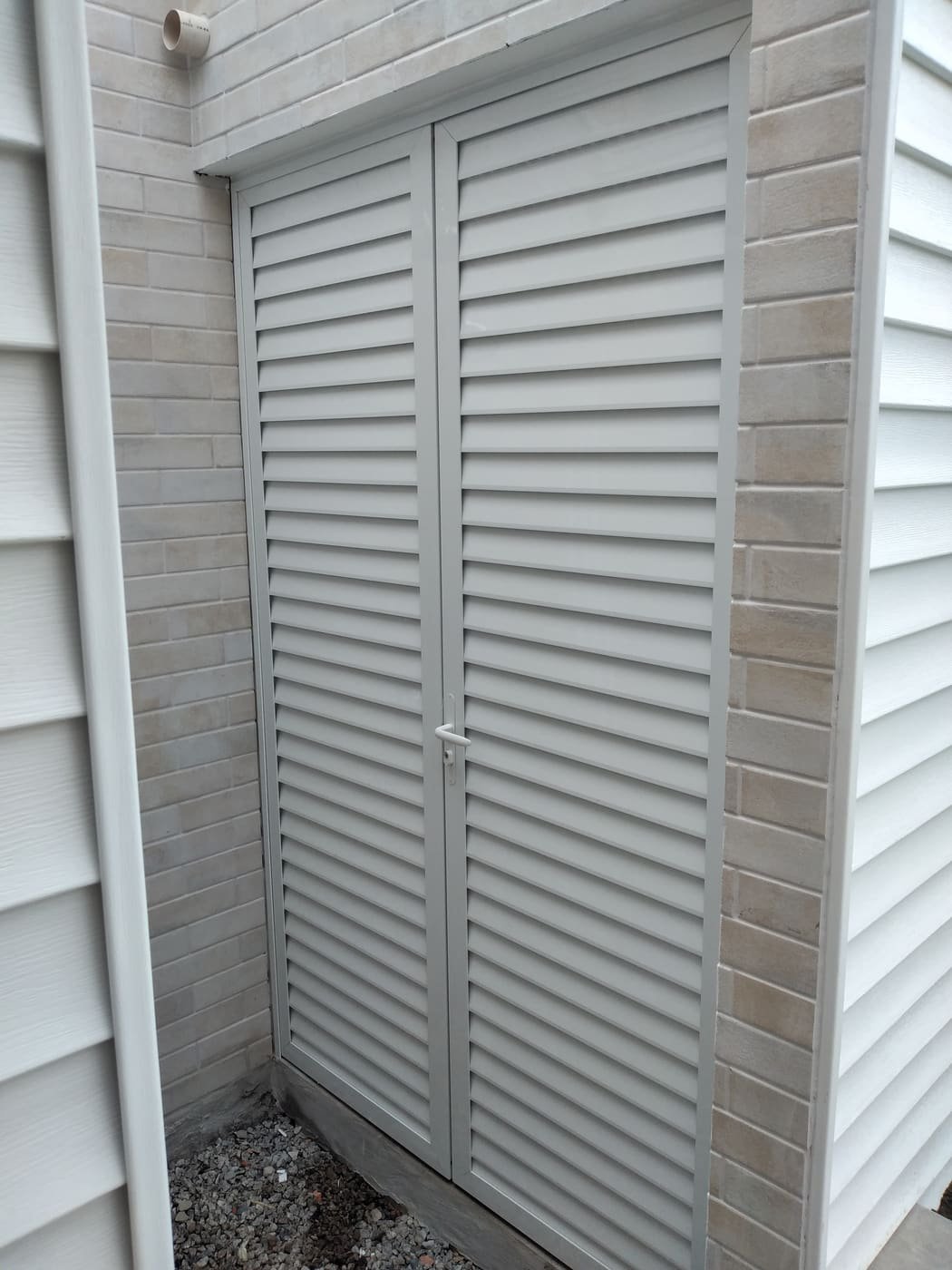 Porta veneziana em alumínio instalada pela LM Vidros e Alumínios em Florianópolis